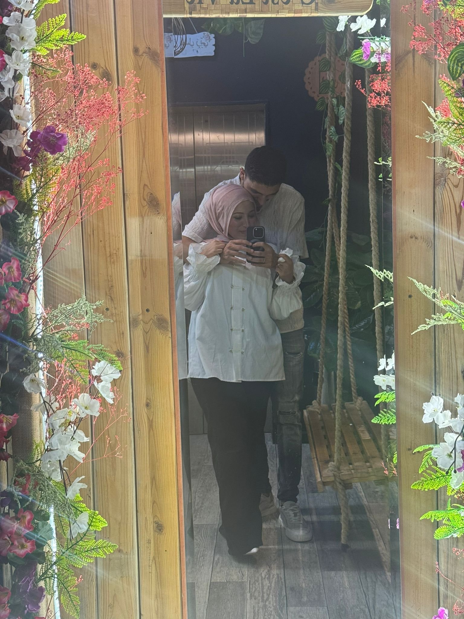مطعم جميل، صور حلوة، وأجمل وقت مع حبيبة عمري ❤️