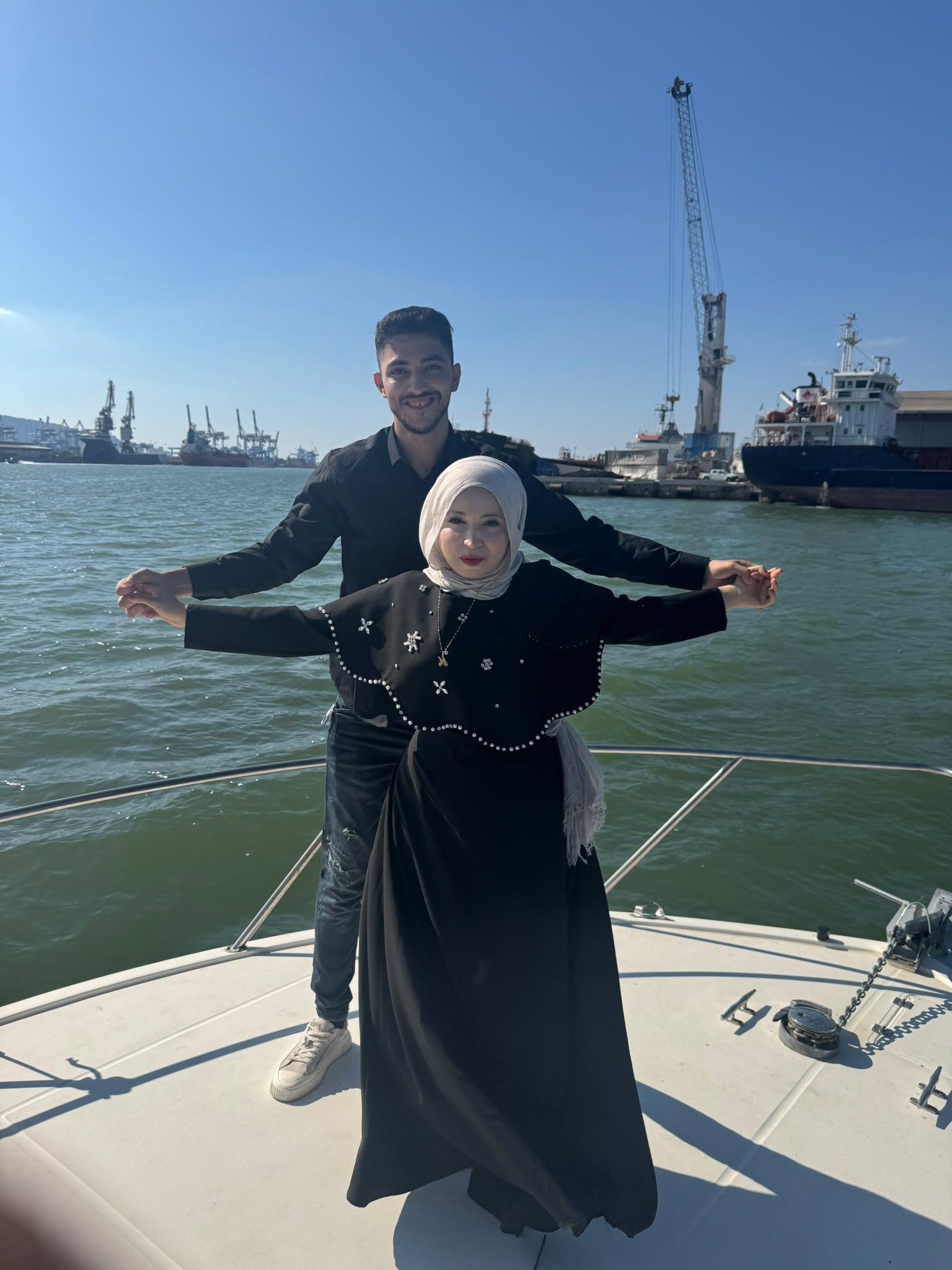 **مفاجأة على البحر ❤️🛥️🌹**