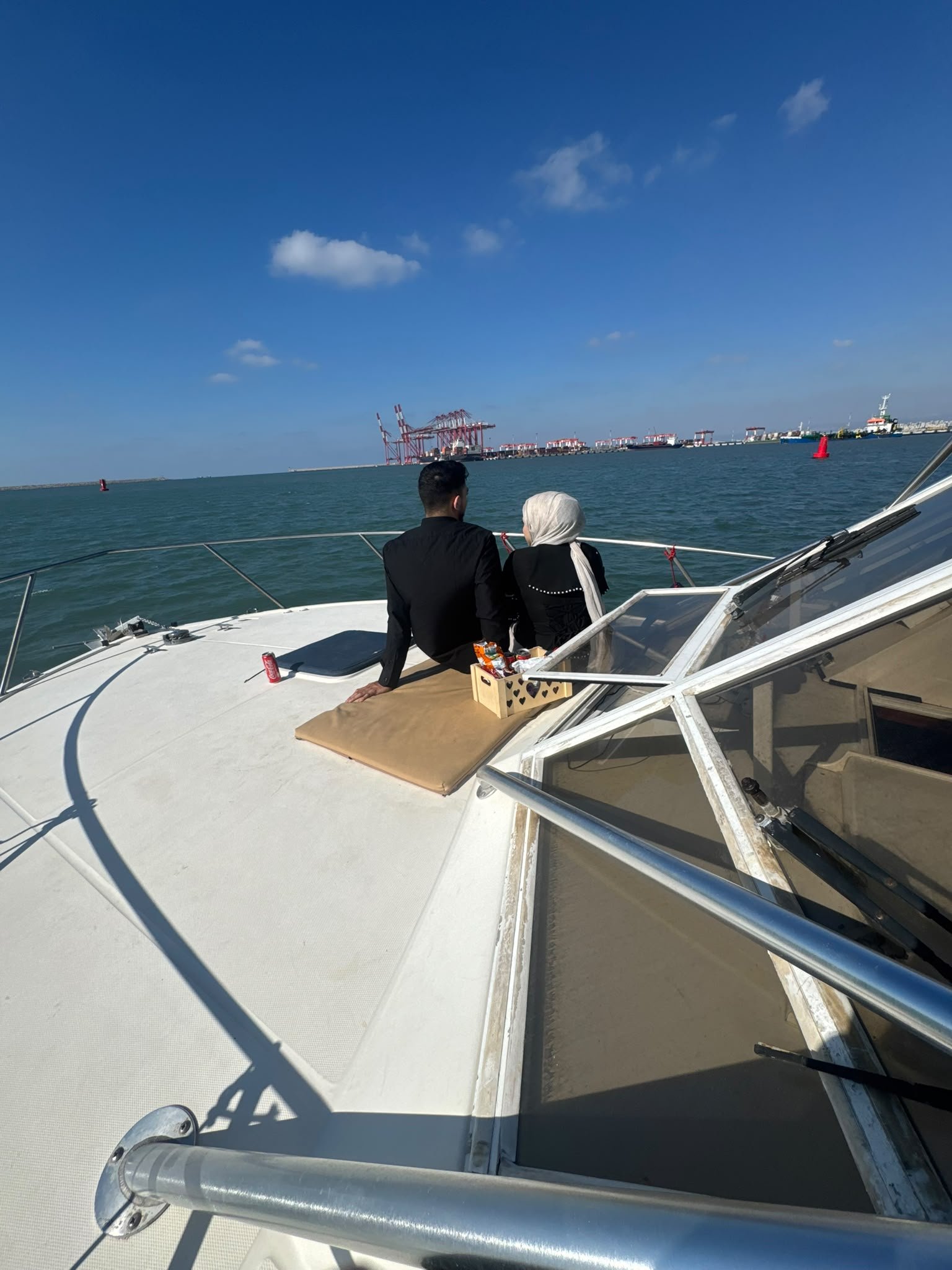 **مفاجأة على البحر ❤️🛥️🌹**