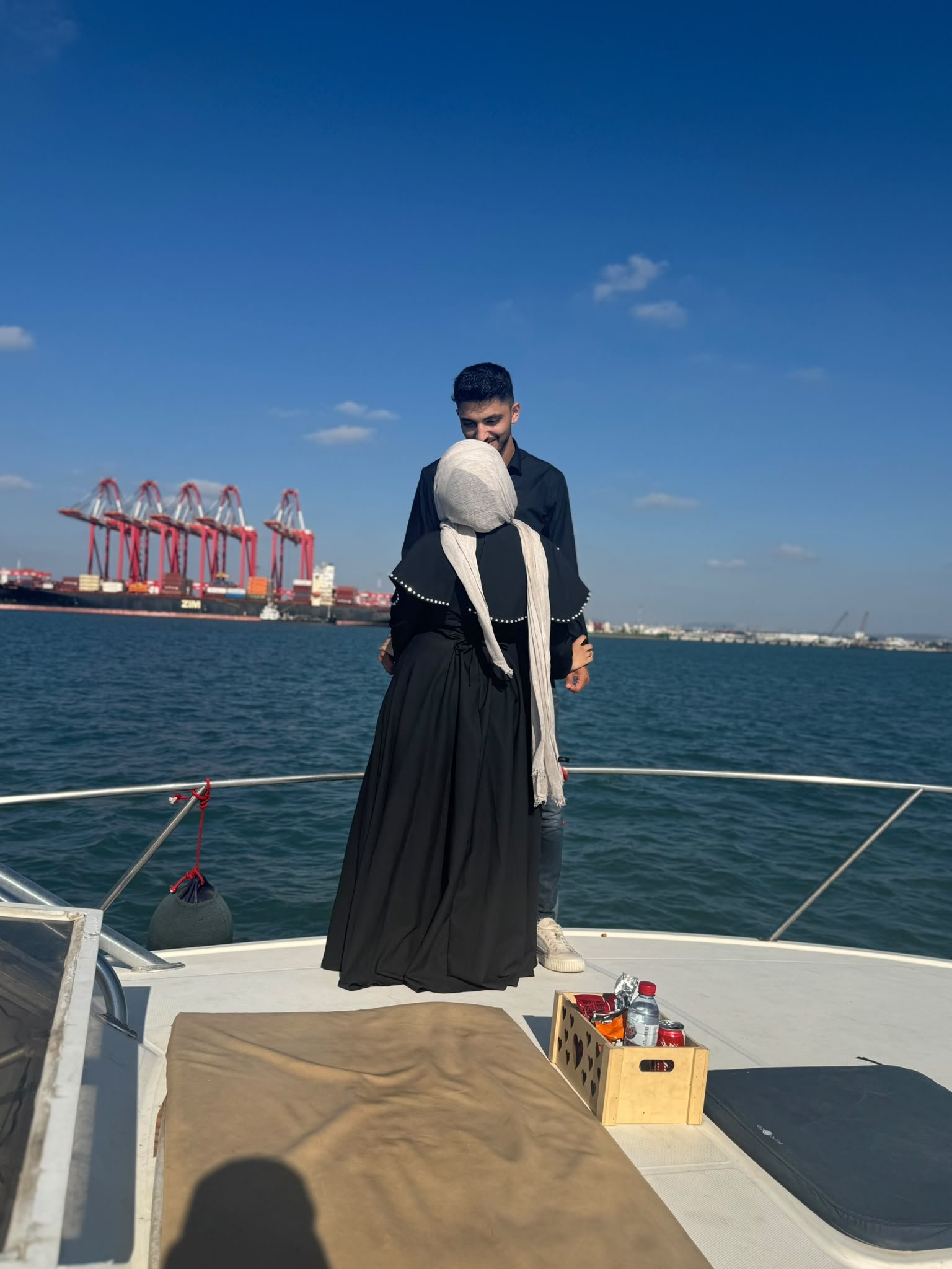 **مفاجأة على البحر ❤️🛥️🌹**